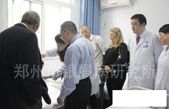 医院专家们陪同外国专家参观医院，并询问临床患者治疗情况